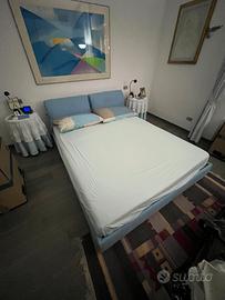 Letto matrimoniale imbottito con doghe in legno