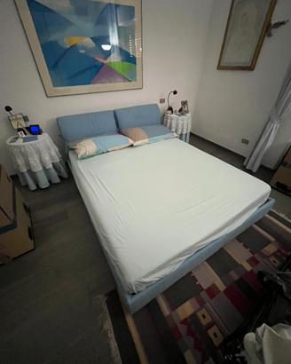 Letto matrimoniale imbottito con doghe in legno