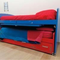 Cameretta con due letti, cassettiera e libreria