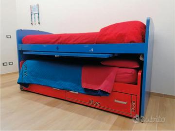 Cameretta con due letti, cassettiera e libreria