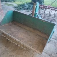 Benna scaricatrice con pistone idraulico