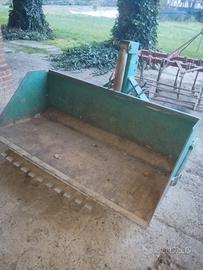 Benna scaricatrice con pistone idraulico