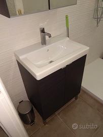 Lavandino e mobile specchio per bagno