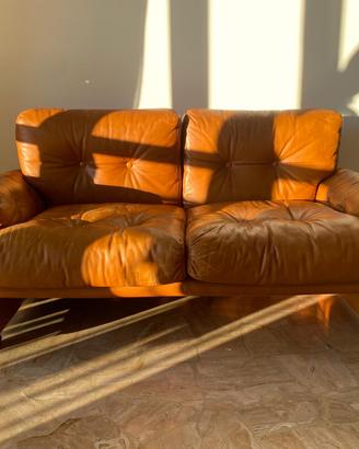 Divano in pelle due posti anni 60 color cammello