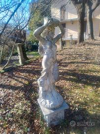 Statue in cemento