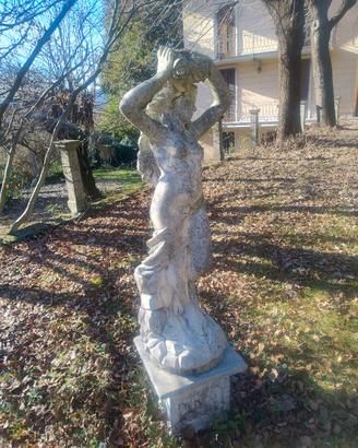 Statue in cemento