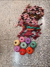 Gomitoli di lana e matassine cotone