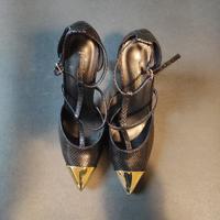 Scarpa col tacco nero