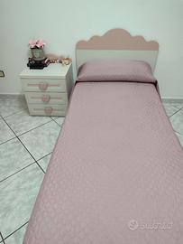 Lettino e comodino cameretta