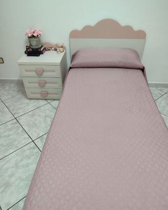 Lettino e comodino cameretta
