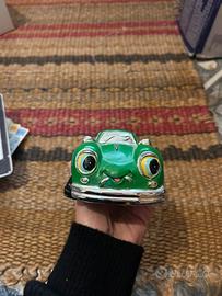 Salvadanaio a forma di automobile