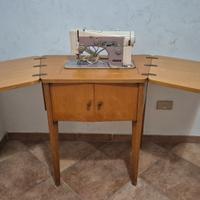 Macchina per cucire vintage completa di mobiletto