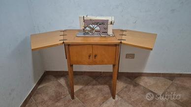 Macchina per cucire vintage completa di mobiletto