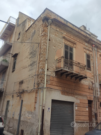 Casa da ristrutturare, su due livelli