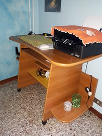 Scrivania per PC con ripiani