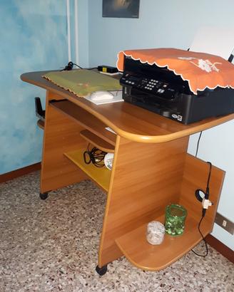 Scrivania per PC con ripiani