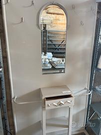 Mobile in legno grigio con attaccapanni