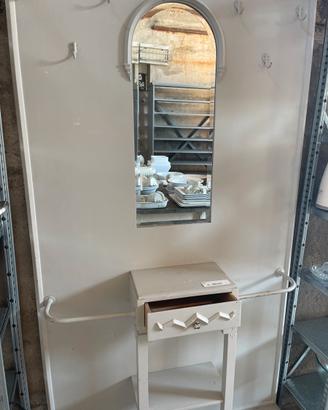 Mobile in legno grigio con attaccapanni