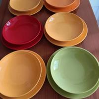 set piatti colorati in ceramica 