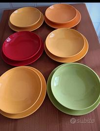 set piatti colorati in ceramica 