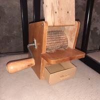 Grattugia Vintage in Legno con Cassetto – €15