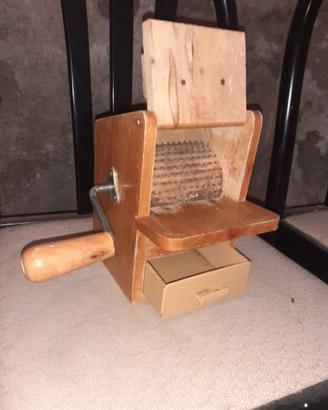 Grattugia Vintage in Legno con Cassetto – €15