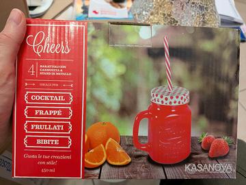 bicchieri con cannuccia e stand in metallo bibite