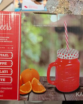 bicchieri con cannuccia e stand in metallo bibite