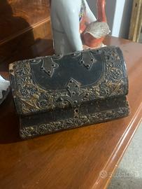 Portagioie antico in legno e cuoio