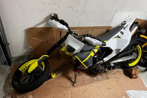 Husqvarna 701 my2022 incidentato