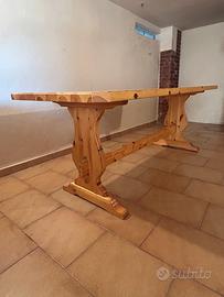 Tavolo/sedie/credenza