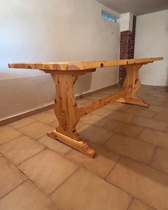 Tavolo/sedie/credenza