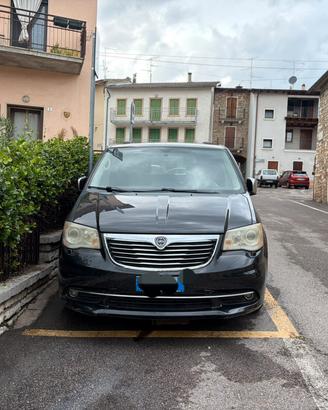 LANCIA VOYAGER PLATINUM 2013–7 POSTI–AUTOMATICO