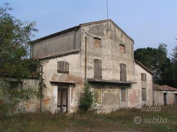 Rustico con ampio terreno