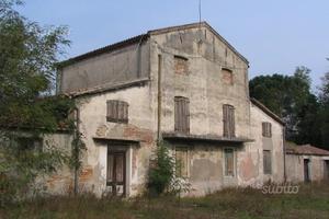 Rustico con ampio terreno