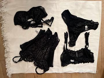 Set lingerie in pizzo pregiato Christies