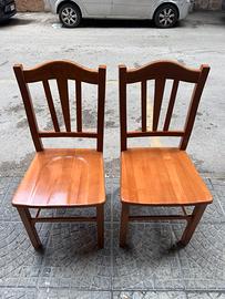 Coppia di sedie in legno
