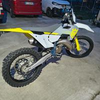 Husqvarna TC 125 per uso stradale.