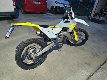 Husqvarna TC 125 per uso stradale.