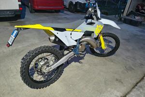 Husqvarna TC 125 per uso stradale.