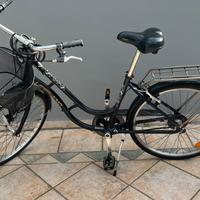 Bicicletta da citta con cestino e portapacchi