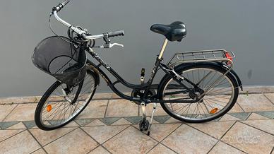 Bicicletta da citta con cestino e portapacchi