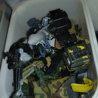 cesto con soldatini e mezzi militari 