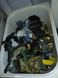 cesto con soldatini e mezzi militari 
