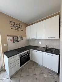 Cucina angolare completa di elettrodomestici