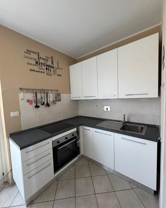 Cucina angolare completa di elettrodomestici