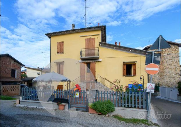 SCANDIANO - CASA CON INGRESSO INDIPENDENTE