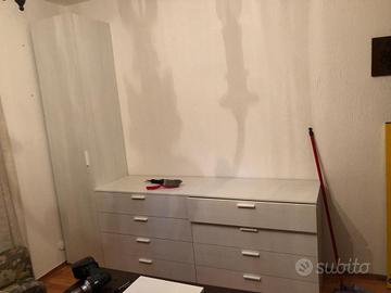 Cassettiera, armadio a un’ anta, e specchiera