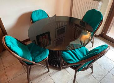 Tavolo in vimini con vetro rotondo e 4 sedie