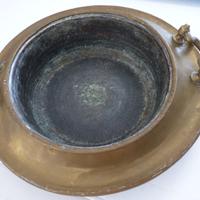 Vecchio bracere in rame e ottone